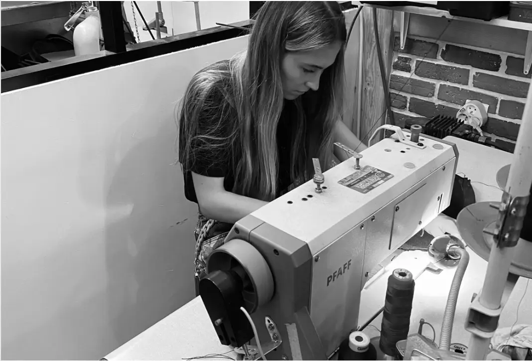 Céline Roban au travail à la machine à coudre dans l’atelier